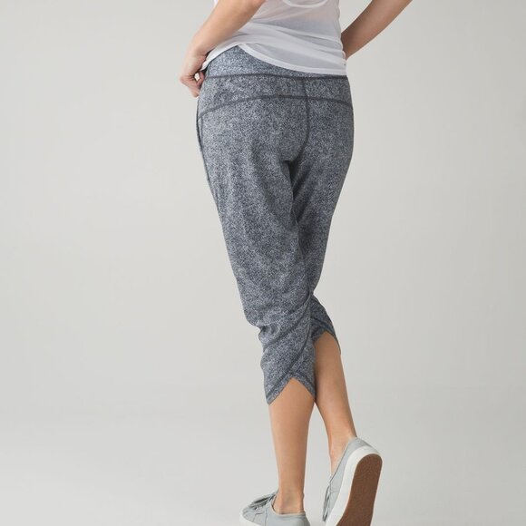 Lululemon Size Small (Lulu Size 6) Tranquil Crop Rio Mist White Black Pants - Picture 2 of 7